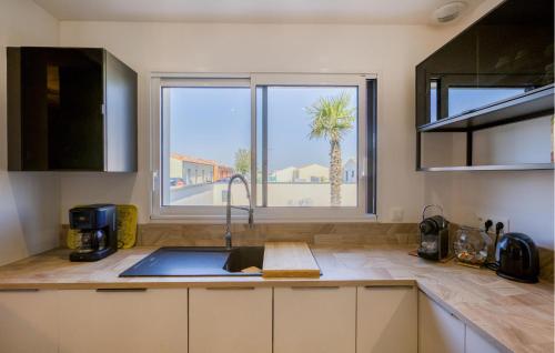 virtuve, 3 Bedroom Amazing Home In Semussac in Semussac