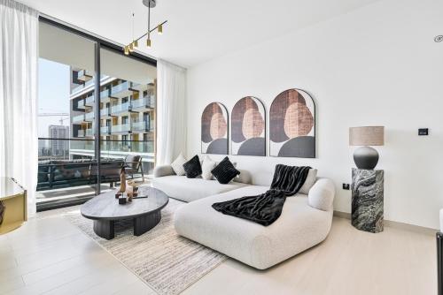 Bright and Spacious 2BR with Private Pool and Gym Access, Dubaj