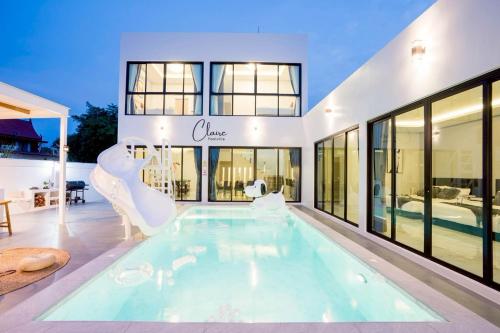 Claire Poolvilla