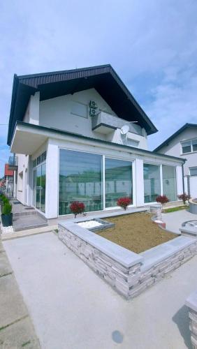 Villa Moderna Belisce in Belisce