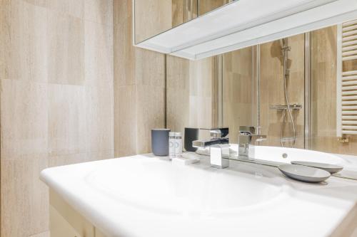 Exceptional apartment near the Eiffel Tower 3 BDR 5 P - image 10