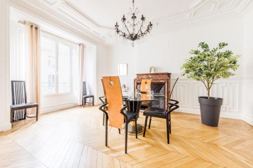 Exceptional apartment near the Eiffel Tower 3 BDR 5 P - image 9