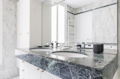Exceptional apartment near the Eiffel Tower 3 BDR 5 P - image 7