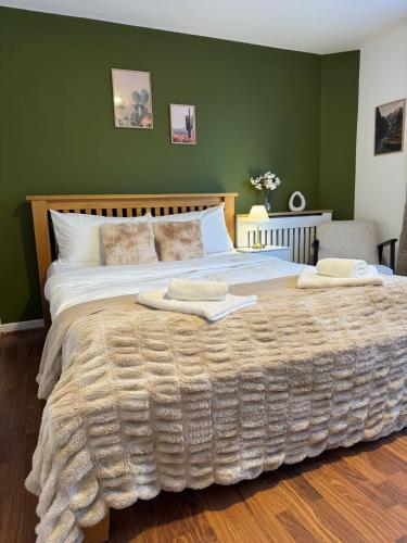Beautiful Cosy House 4 mins to Camden Town Station - 1 min to Camden Market, Londra