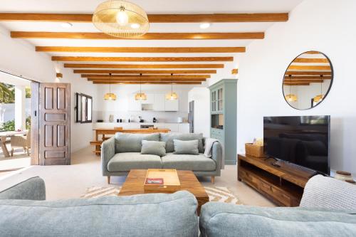 Finca Villa La Palmera, amazing sea views