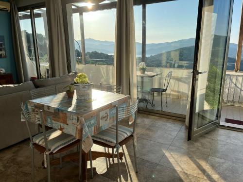 Studio with Balcony image 3
