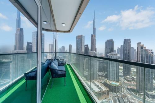 Famous Sky Pool w Early Check In & Late Check Out Facility w Burj Views Balcony Mini Golf Facing - image 13