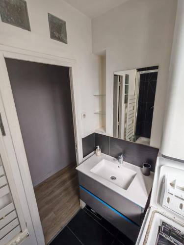 Баня, Cozy Apartment Montrouge Paris in Монруж