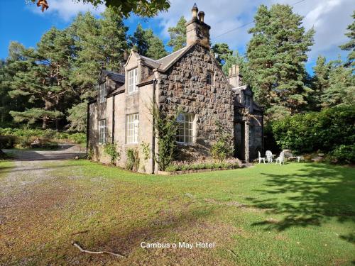 Cambus O' May Traditional Highland Hotel in بوليتار