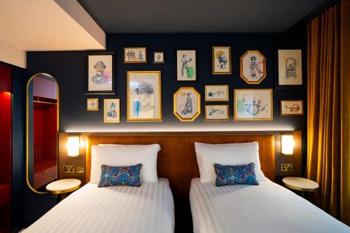 Deluxe Twin Room image 6