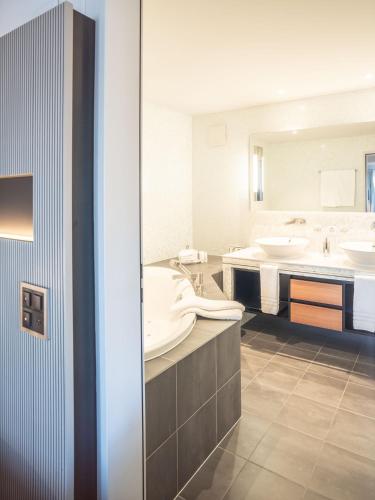 room detail thumbnail 2