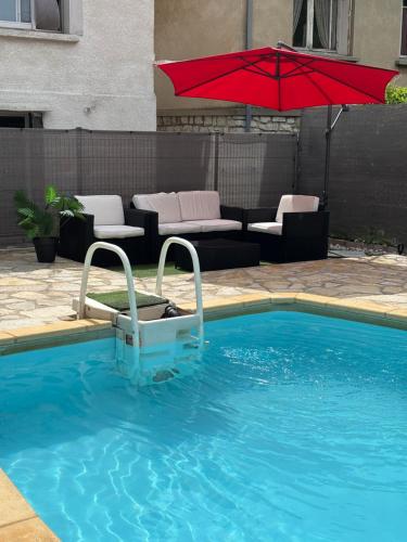 Swimming pool, UNIQUE Appartement Zen et Detente DANS villa avec piscine TRES BIEN PLACE in Figuerolles