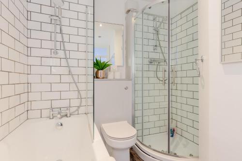 Bright 2 Bed Flat in Lambeth With Balcony - image 5