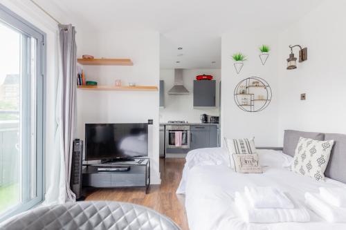 Bright 2 Bed Flat in Lambeth With Balcony - image 2
