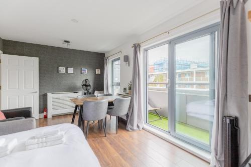 Bright 2 Bed Flat in Lambeth With Balcony - image 3
