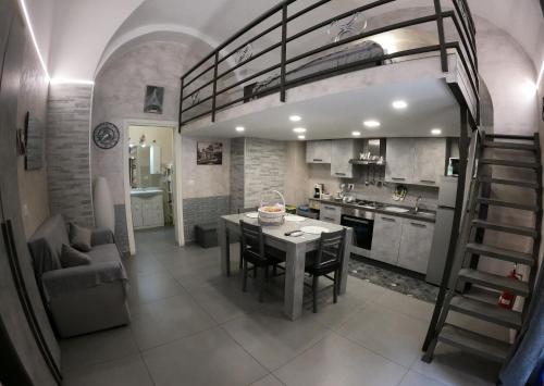 Aitho Apartment 43, Katánie