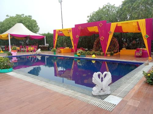 Swimming pool, Tivoli Royal Palace in Palwal