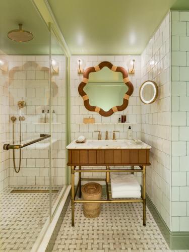 room detail thumbnail 2