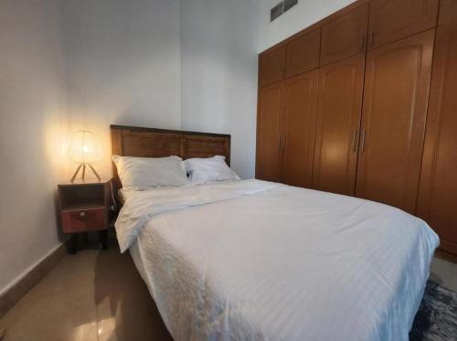Luxury Apartment- 5 min Walking Distance Beach and 3 minutes walking distance Metro, Дубай (фото 6)