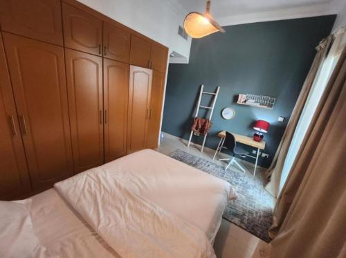 Luxury Apartment- 5 min Walking Distance Beach and 3 minutes walking distance Metro, Дубай (фото 8)