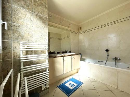 Bathroom, Appartement vue mer a la semaine uniquement near Le Botafogo