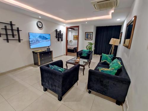 The Perfect Blend of Style and Comfort in Gold Crest Mall - image 5