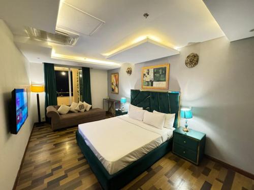The Perfect Blend of Style and Comfort in Gold Crest Mall - image 3