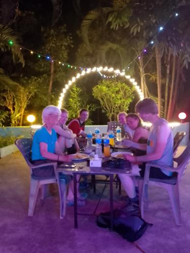 餐廳, Hotel Rhino Land-Sauraha Family Home in 奇特旺