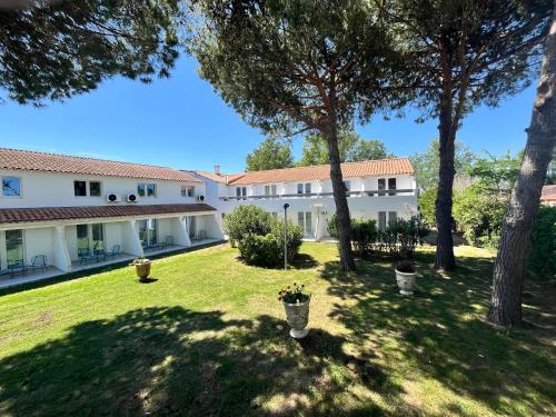 สวน, Artemia Aigues-Mortes - Hotel avec piscine - Bornes electriques - Parking prive - Local velo-moto in แอกเกอ มอร์เตอ