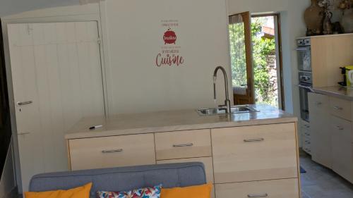 virtuve, La Maison d'à Côté (La Maison d'a Cote) in Saint-Amand-en-Puisaye