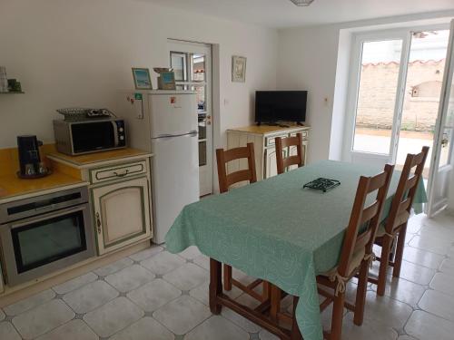 Belle maison familiale près de La Rochelle (Belle maison familiale pres de La Rochelle) in Ferrieres (Poitou-Charentes)