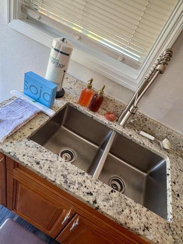 Beautiful Guest Suite with Private Driveway and Entrance in Orlando nyugat