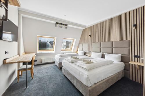 1 double bed, 1 twin bed