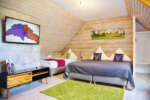 1 double bed, 2 twin beds
