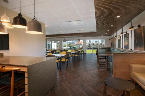 Eten en drinken, Fairfield Inn & Suites by Marriott St. Louis Downtown near Campbell House Museum