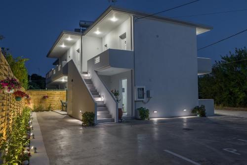 Diana 's houses in 馬夫羅禾尼 (基特伊奧)