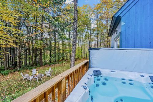 Hot Tub Sauna Firepit Nespresso Huge TV in Killington, USA