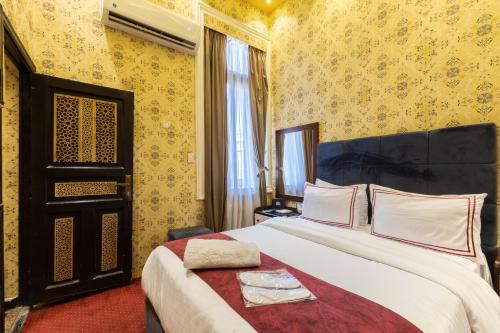 Deluxe Double Room image 10