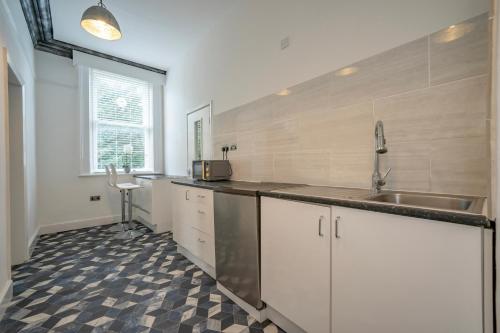 Kitchen, Casbah Coffee Club Suites in Croxteth