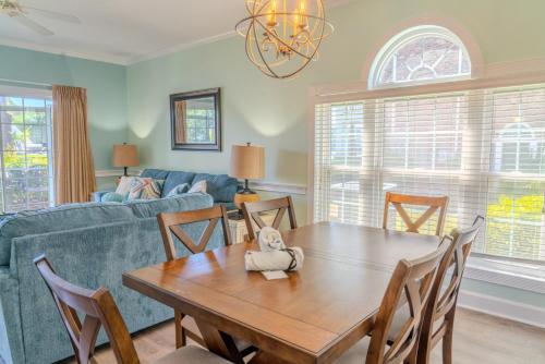 Ground Floor Condo 2 bed 2 bath Riverwalk at Arrowhead Country Club Unit 104 in 森林溪