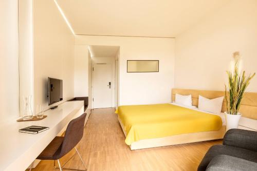 1 queen bed, 2 twin beds