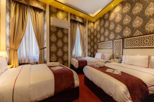 Deluxe Triple Room image 4