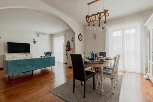 GuestHost - Elegant Three-Level Apartment, Viareggio (photo 9)