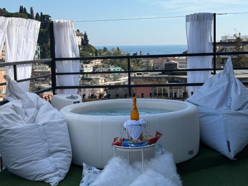 Appartamento Rapallo Sky Garden Maria Jose Liguria - Attico vista mare - Terraces - 2 bagni- 2 Camera da Letto - Box, Wi-fi, Idromassaggio Free inteiro Attico per Voi, con Ascensore