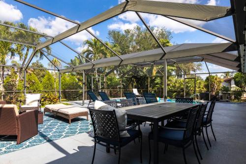 المرافق, 3BR With HUGE 2k sq ft Lanai & Seasonally Heated Pool in Bonita Springs