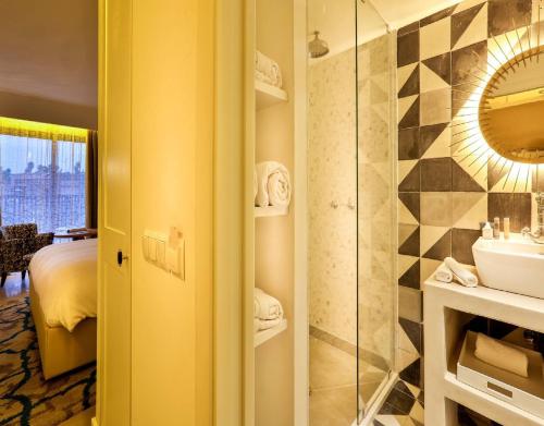 room detail thumbnail 2