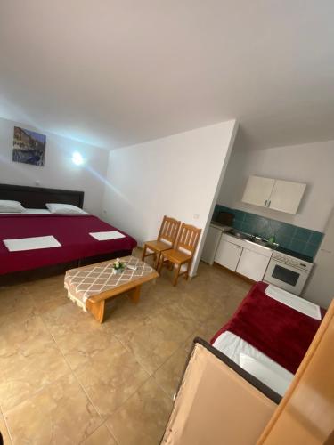 One-Bedroom Apartment image 4