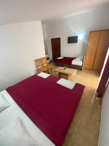 One-Bedroom Apartment image 3