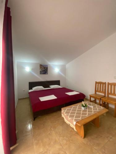 One-Bedroom Apartment image 2