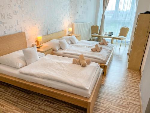 1 double bed, 1 twin bed